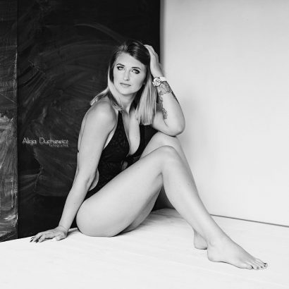 Sesja kobieca, czarno-białe zdjęcie pięknej kobiety, Alicja Duchiewicz-Potocka fotografka