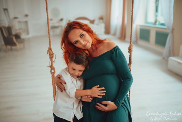 fotografia wspaniałej relacji - mama w ciąży przytula syna.