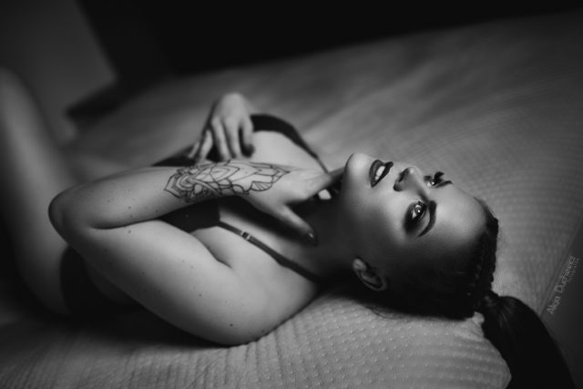 Piękna kobieta, zdjęcie czarno-białe, sesja fotograficzna sensualna